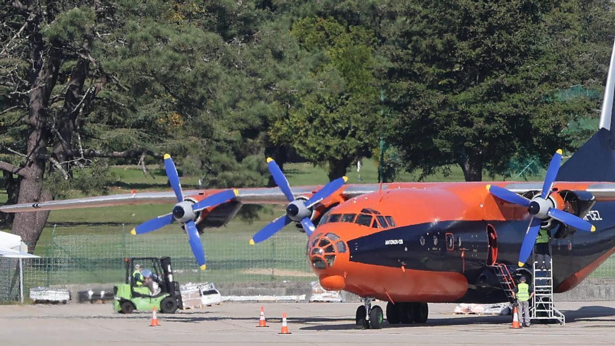 Los Antonov vuelven a volar a Vigo: un avión de 60 años construido en exclusiva para el Ejército Soviético aterriza en Peinador