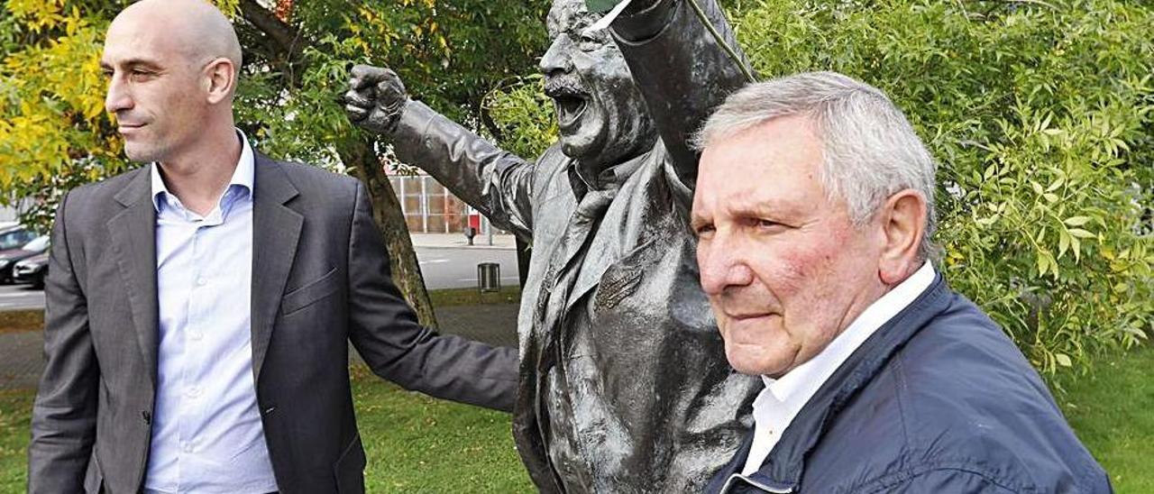 Luis  Rubiales y Maximino Martínez, junto a la estatua de Manuel Preciado en Gijón.  |  Á G.