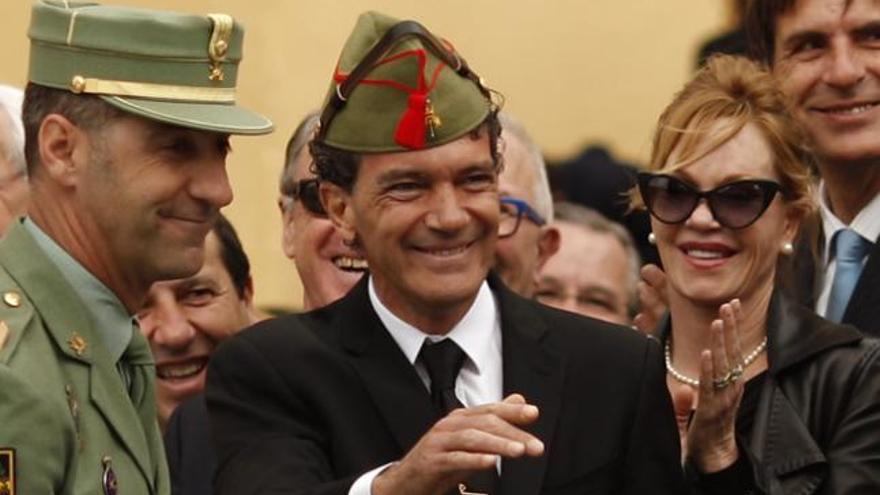 Antonio Banderas y Melanie Griffith, después de ser nombrado legionario de honor.