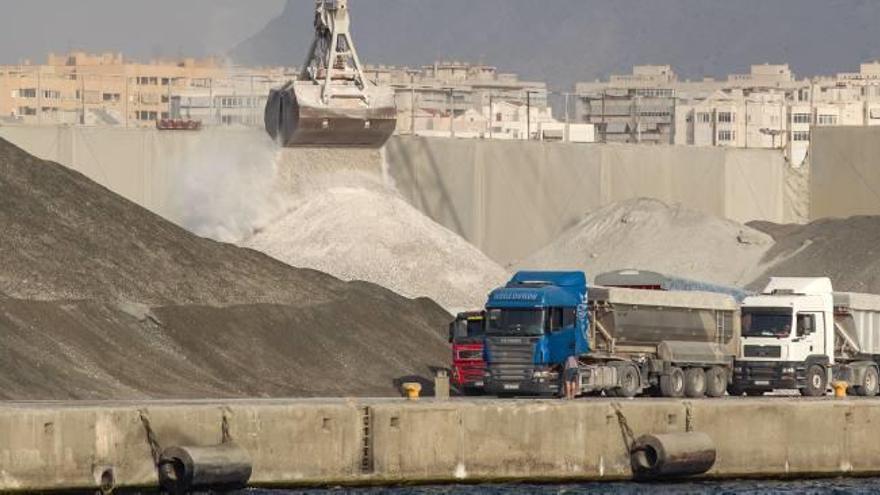 La actividad de graneles en el Puerto está bajo el foco de la Administración.