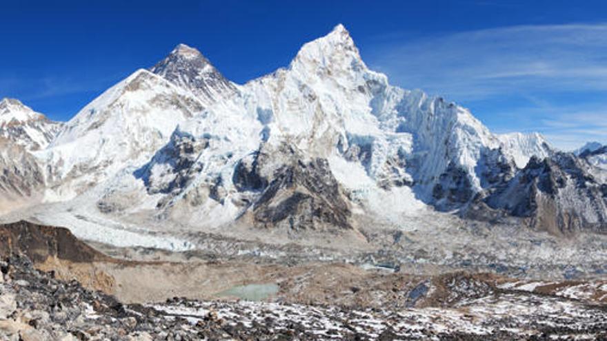 Una vista del Himalaya con el Everest.