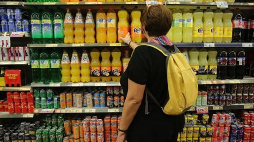 El Gobierno subirá impuestos verdes y a refrescos si ve riesgos para el déficit