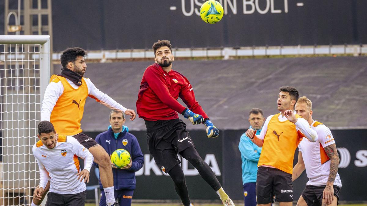 Mamardashvili despeja de 
puños en un entrenamiento
en Paterna.  j.m.lópez