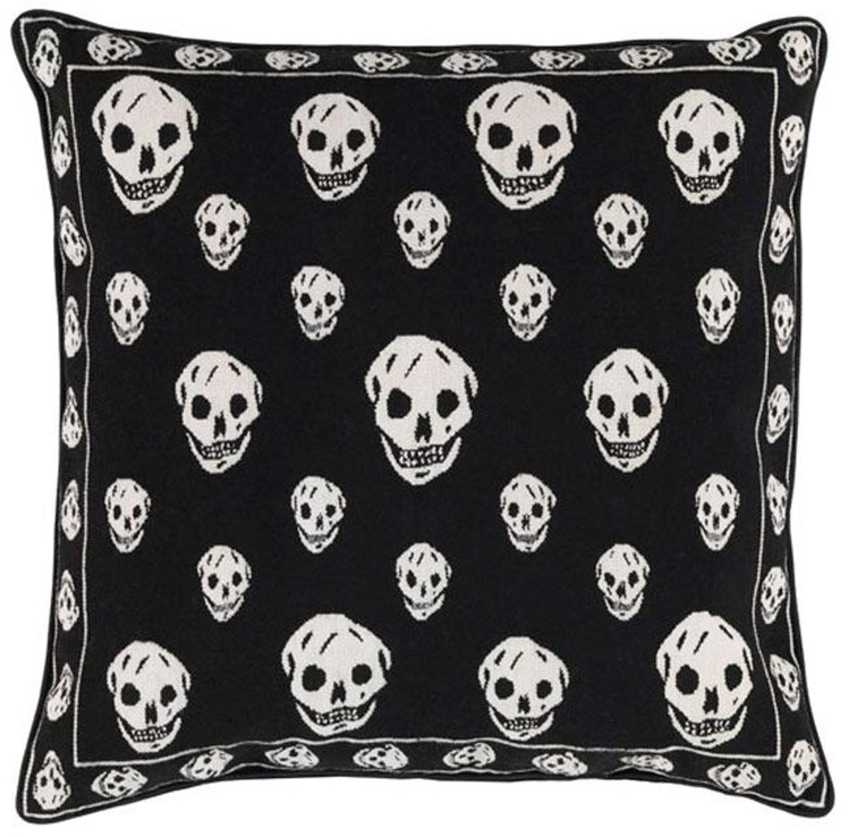 Calaveras en la decoración: cojín estampado de Alexander McQueen