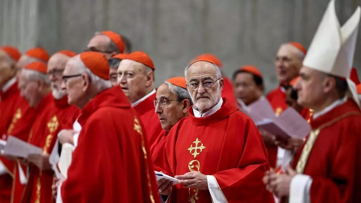 El cardenal Cristóbal López Romero, junto con otros cardenales, asiste a una misa de duelo por el papa Francisco.