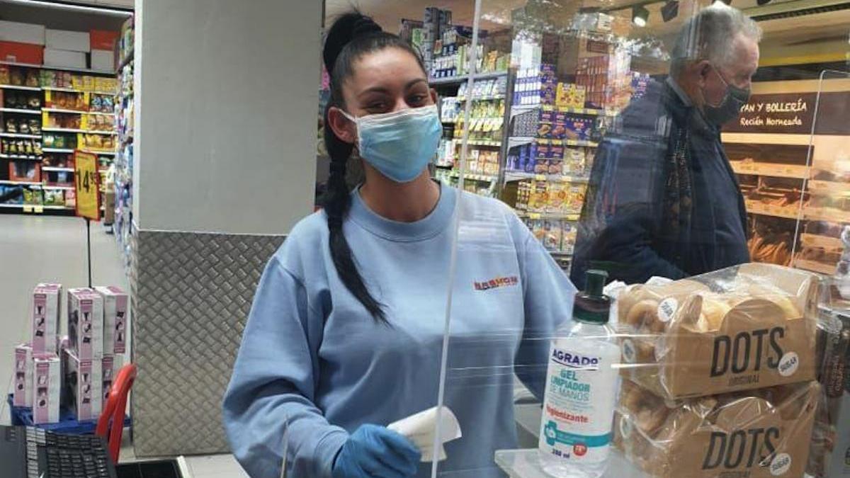 Una cajera de Maskom, durante el estado de alarma.