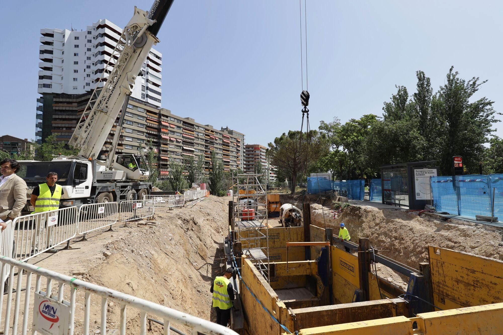 En imágenes | Las obras en el Huerva provocan cortes en el tráfico en Camino Las Torres