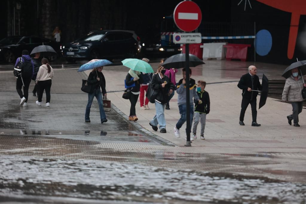 En imágenes: Así ha sido la impresionante tromba de agua caída sobre Oviedo