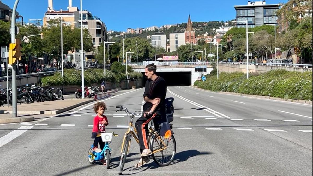 Dos generaciones de ciclistas urbanos, en la entrada del túnel de Vallvidrera, al término de la protesta