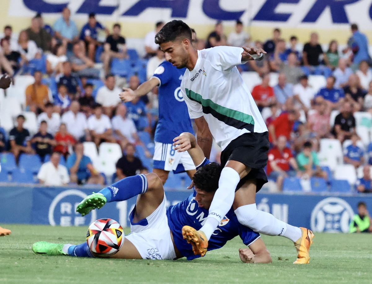 Calderón progresa en una acción del partido entre el Linares y el Córdoba CF.