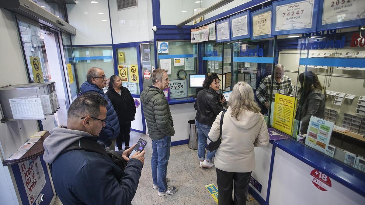 Cues de clients esperant per adquirir loteria a l'administració Sagarrull de Girona.