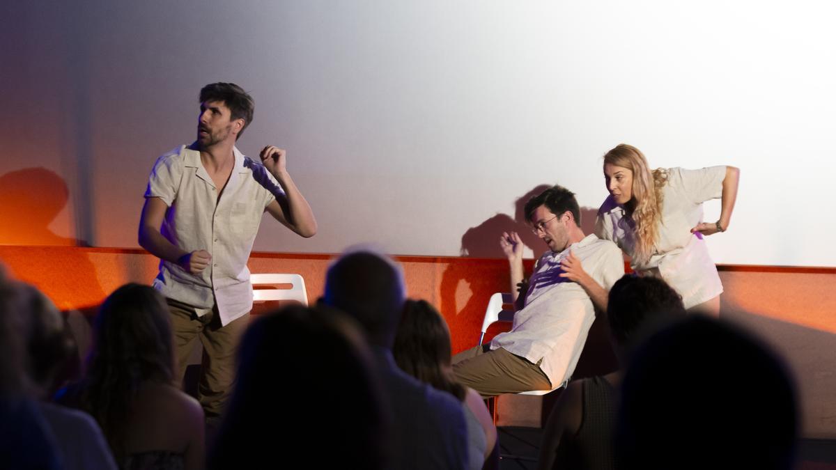 Alejandro Rod, Adri Torrijos y Romina Vives durante una actuación de ‘Impro Canarias’ en Cueva Pintada.