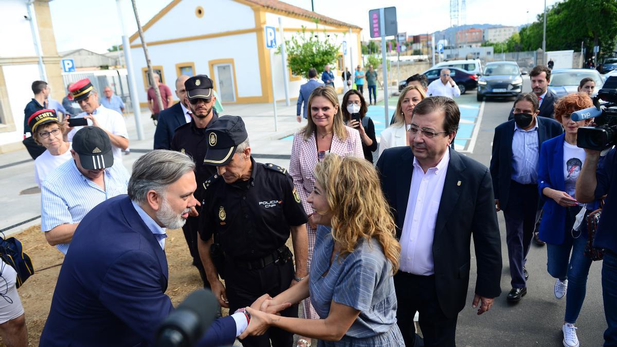 El alcalde saluda a la ministra, a su llegada a la estación de Plasencia.