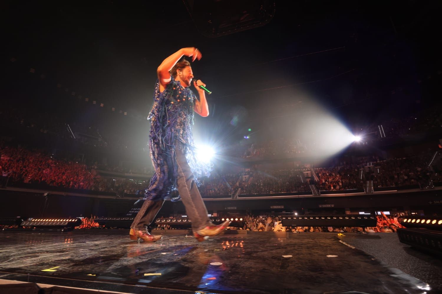 Manuel Carrasco arrebata en su concerto del Roig Arena: todas las imágenes