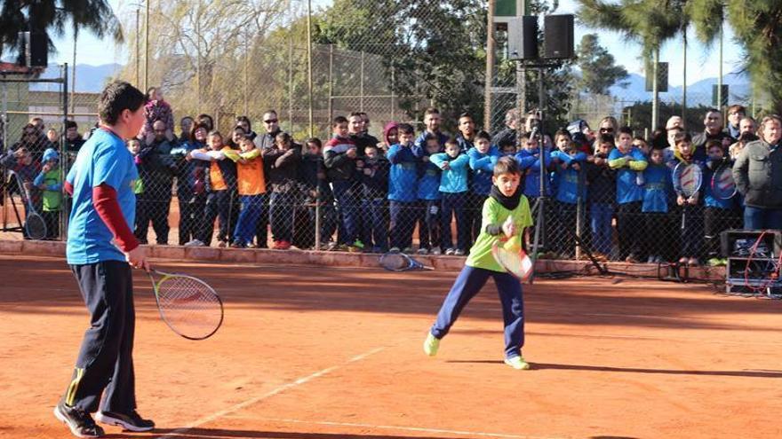 El deporte escolar reúne en Vila-real a 420 niños en tenis y natación