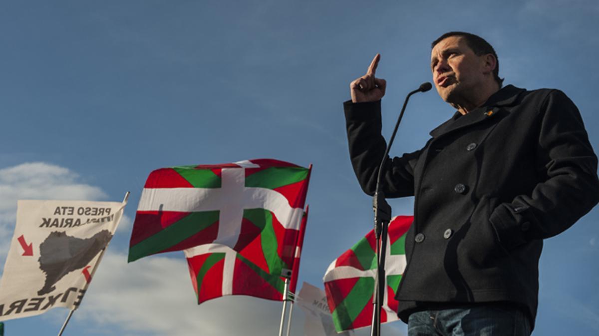 Arnaldo Otegi se dirige a las personas que se congregaron para recibirle a su salida de la cárcel de Logroño, el 1 de marzo.