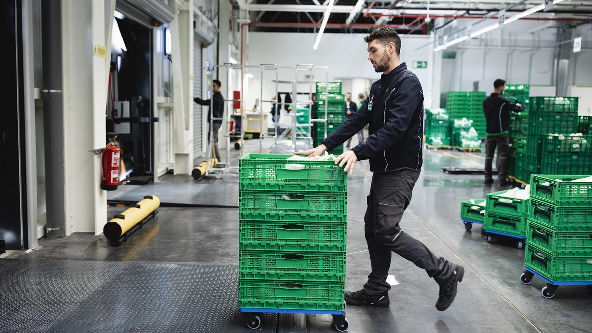 Un trabajador de Mercadona preparando pedidos online