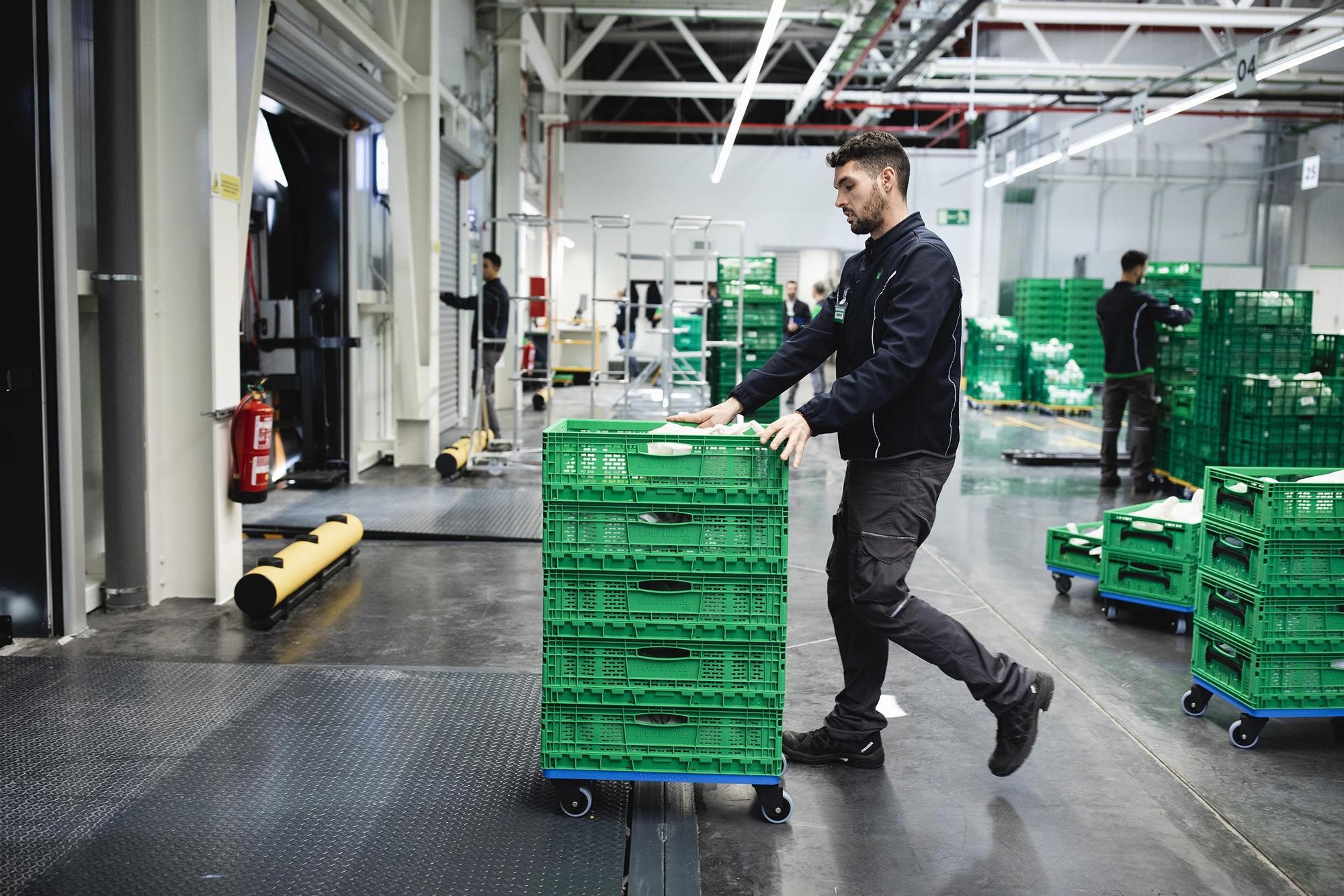 Un trabajador de Mercadona preparando pedidos online