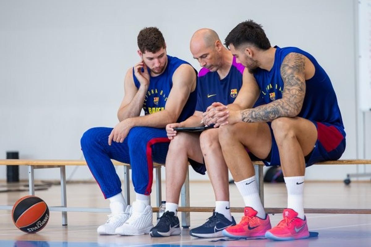 Peñarroya, dando instrucciones en el primer dia de trabajo a Willy y Joel Parra