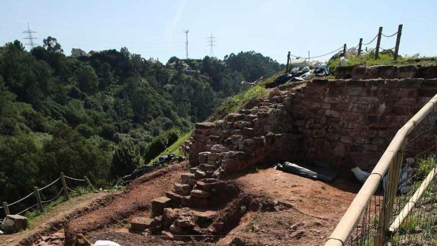 Las excavaciones del castillo de Gauzón en una imagen de archivo.