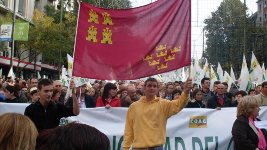 Miles de agricultores y ganaderos murcianos durante la manifestación de ayer en Madrid en la que demandaron medidas urgentes frente a la que califican como la mayor crisis del campo español