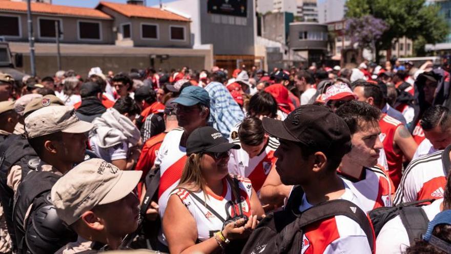 La policía hace de barrera ante los aficionados del River Plate.