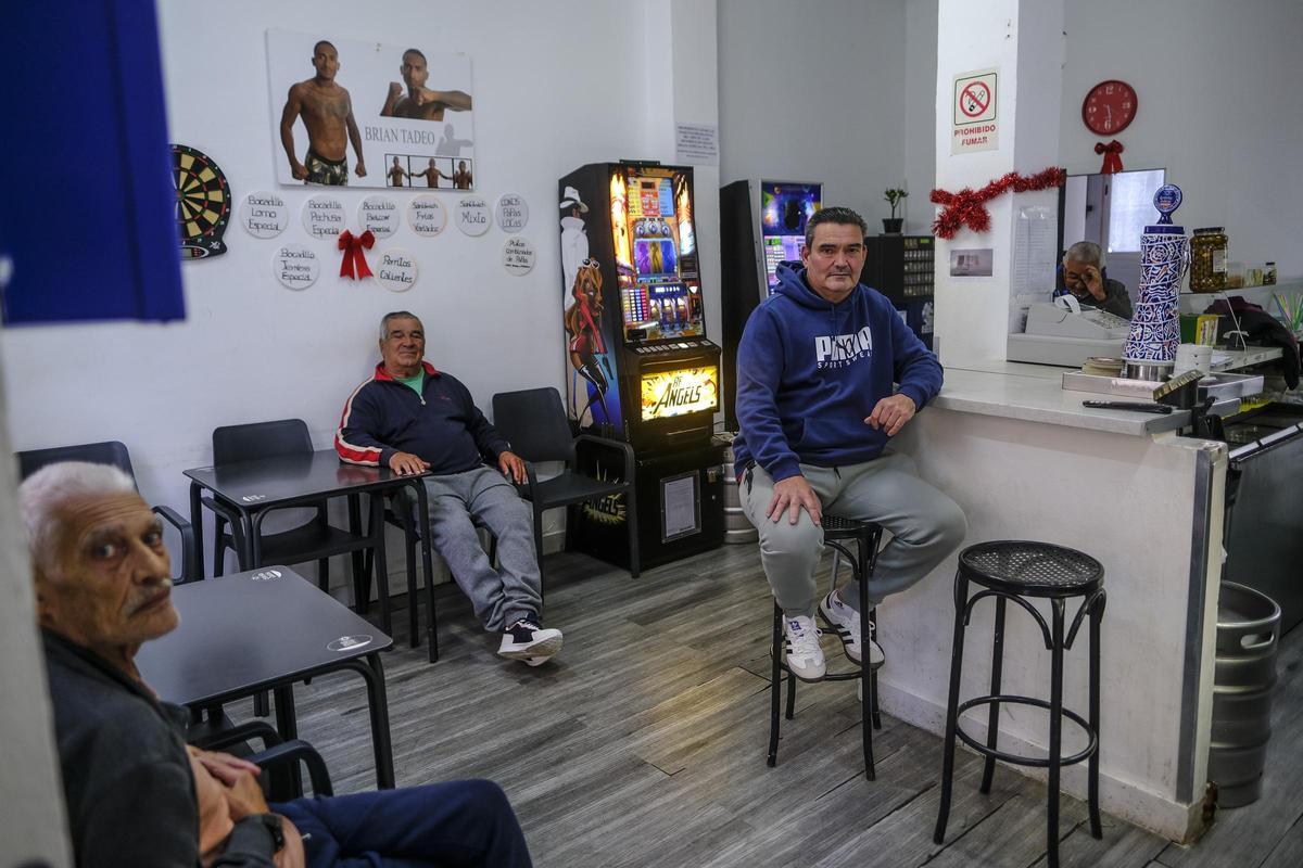 Los hombres pasan el tiempo en uno de los bares de San Francisco
