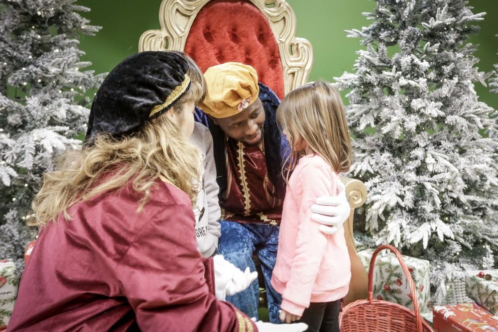 El cartero real recoge las cartas para sus majestades los Reyes Magos