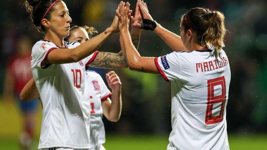 Las jugadoras de la selección festejan uno de sus goles. // Efe