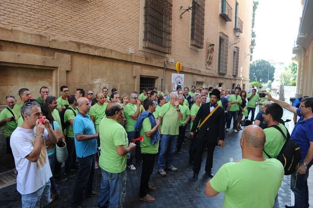 Pleno municipal con protesta