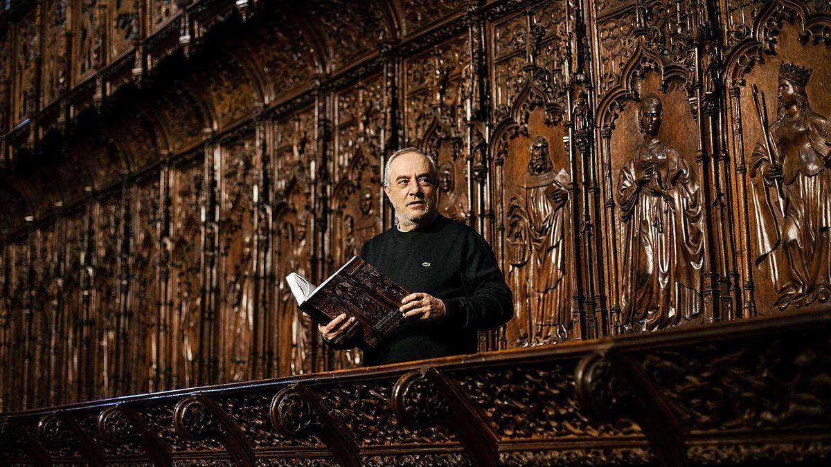 José Ángel Rivera de las Heras, con su libro, en el Coro de la Catedral de Zamora. EMILIO FRAILE