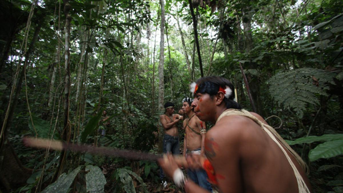 Miembros de una de las comunidades indígenas que viven en la Reserva de la Biosfera de Yasuní, en la Amazonia ecuatoriana.