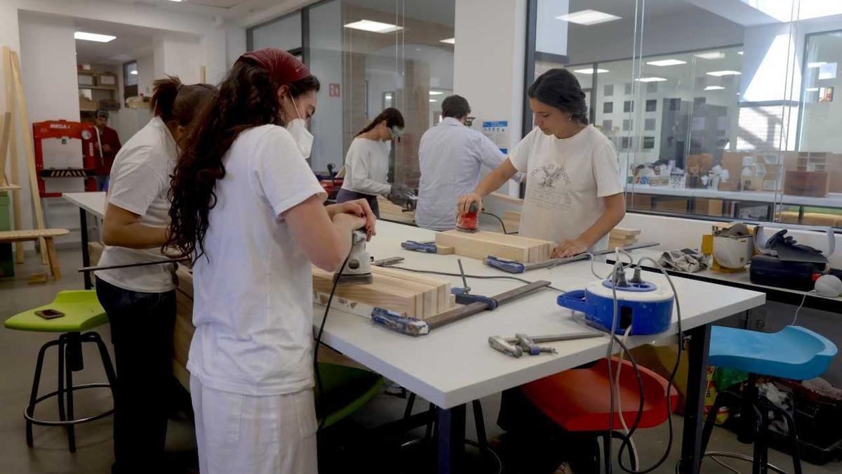 Taller de construcción de muebles en Catarroja por el grado de ingenieria del CEU.