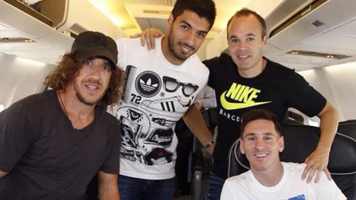 Puyol acompañó en el vuelo a Suárez, Messi e Iniesta