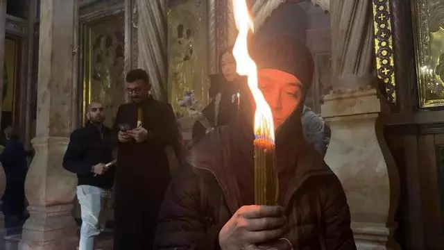 Los cristianos ortodoxos reciben el Fuego Sagrado en Jerusalén
