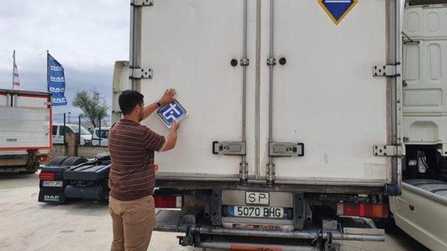 Asetrans marca camions i busos amb un adhesiu per combatre l&#039;intrusisme