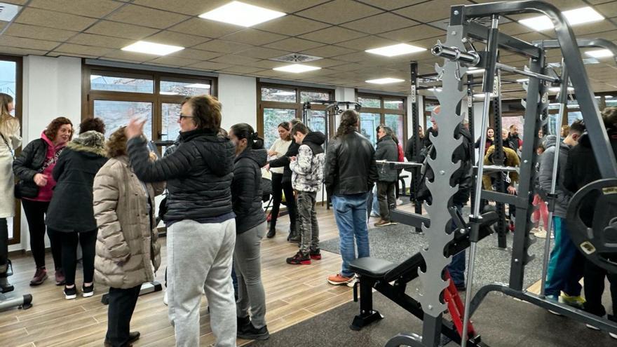 Más de un centenar de vecinos no quisieron perderse la presentación del nuevo gimnasio municipal.  | SERVICIO ESPECIAL