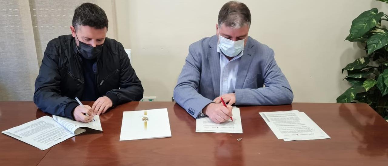 La firma del acuerdo entre Fulgencio Cerdán, en calidad de presidente de Crea, y el primer teniente alcalde de Villena, Francisco Iniesta.