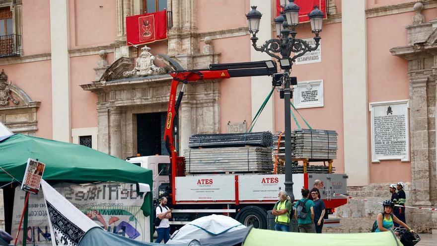 Segundo día de acampada educativa en València: llega la hora de montar el Corpus y acuden furgones de la policía a la plaza de la Virgen