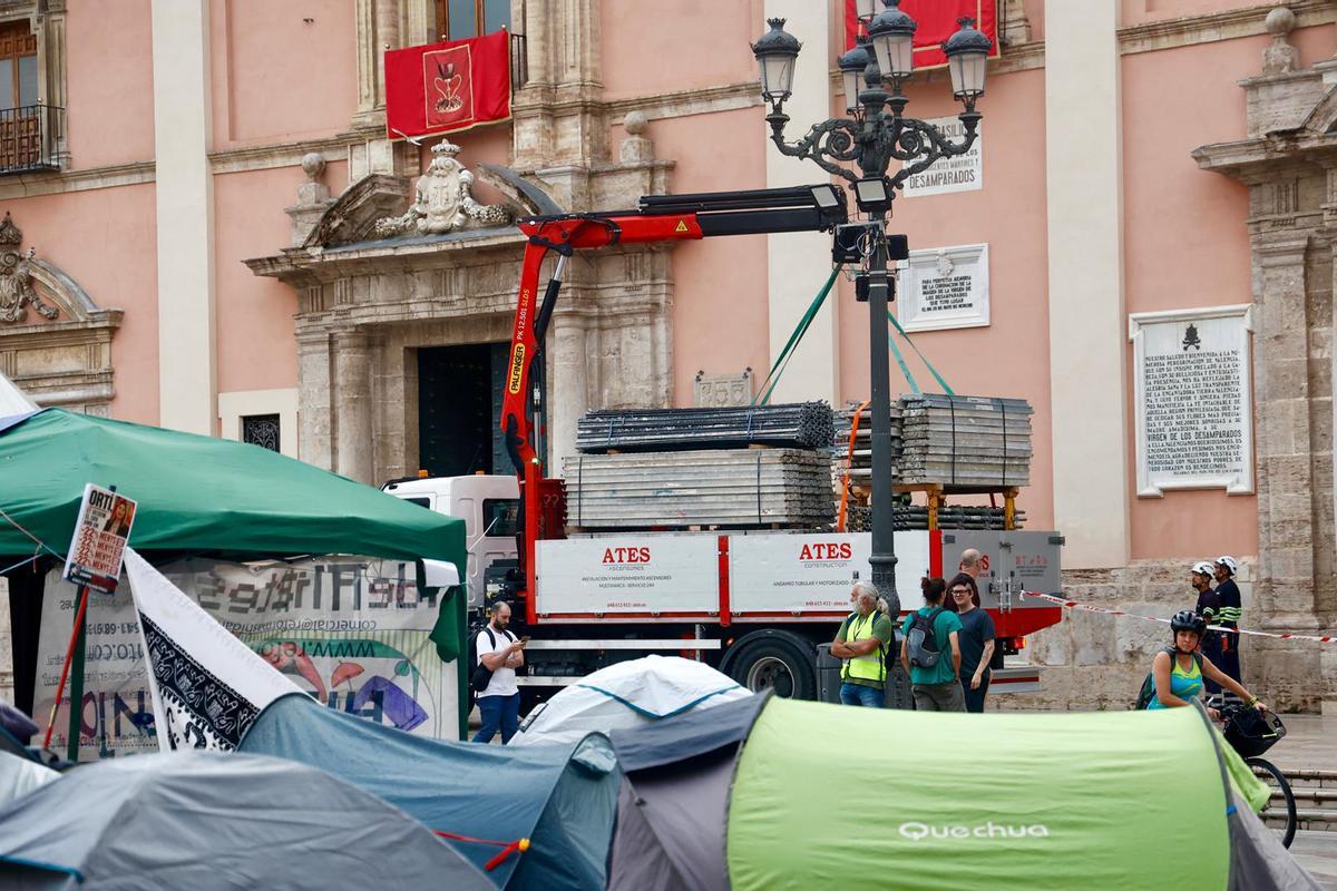 Segundo día de acampada educativa en València: llega la hora de montar el Corpus y acuden furgones de la policía a la plaza de la Virgen