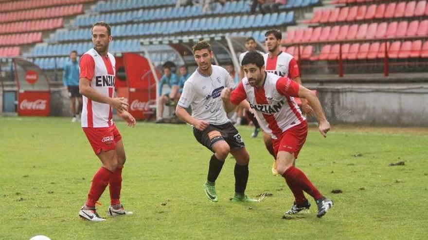 Un lance de un partido del Ourense Club de Fútbol. // Iñaki Osorio