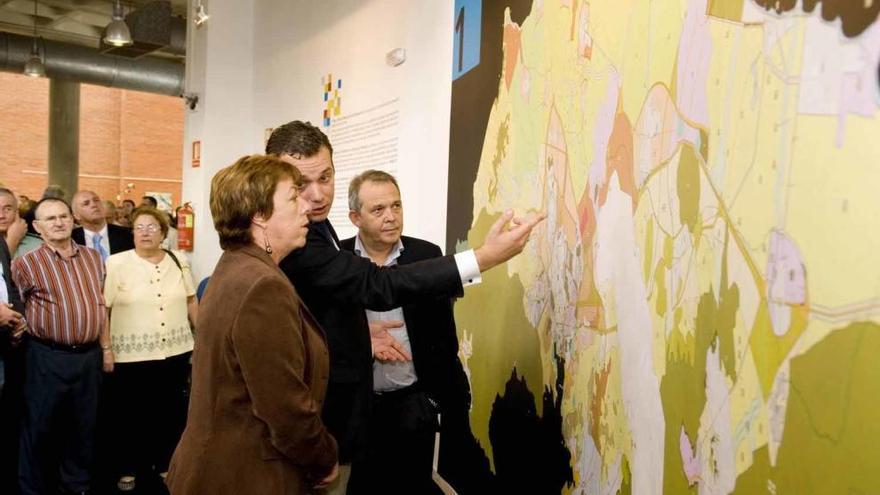 La exalcaldesa de Cartagena, Pilar Barreiro, en una imagen de 2012 junto al mapa del PGOU