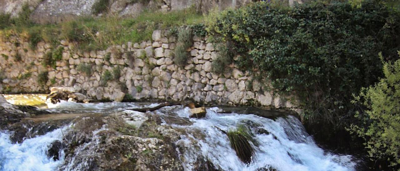 Salto de agua en el paraje de El Molinar de Alcoy. | JUANI RUZ