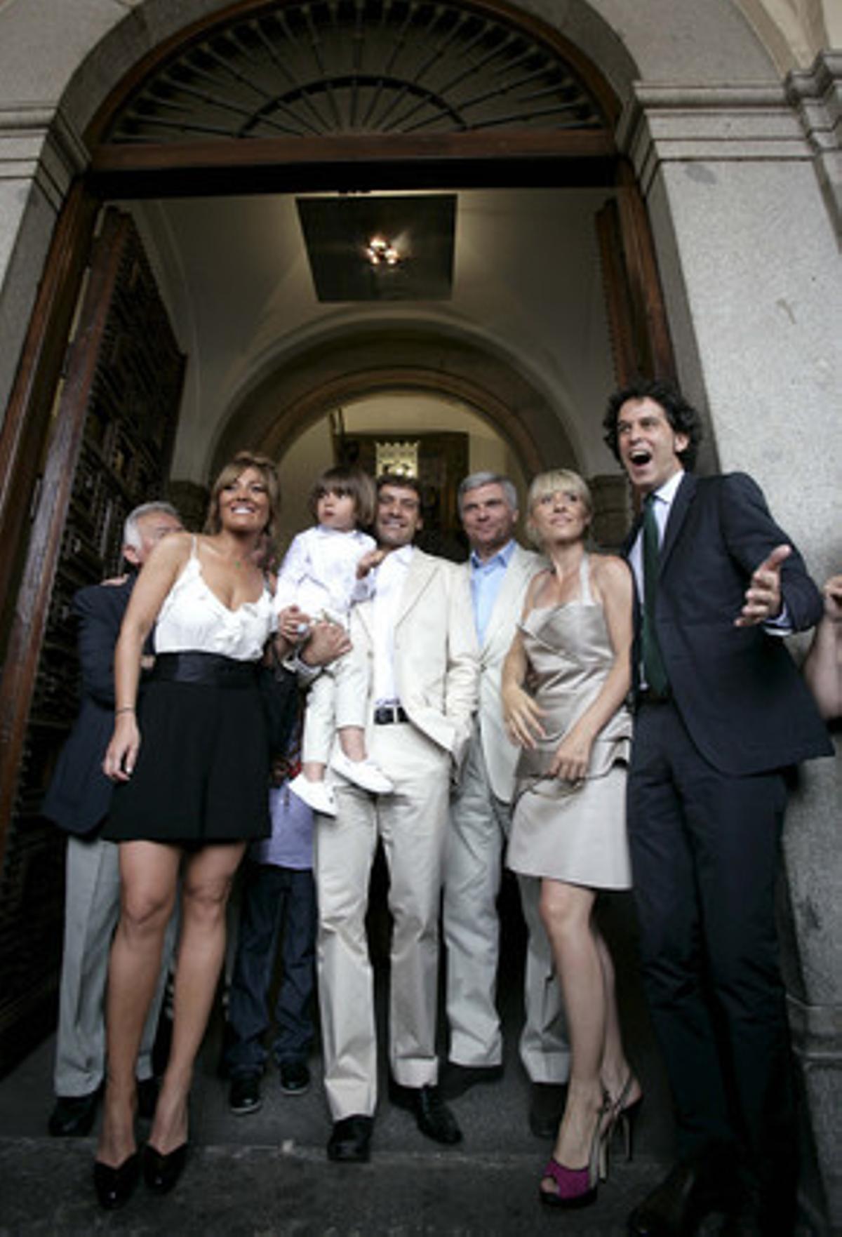 La actriz Cayetana Guillén Cuervo (2d), su esposo, el fotógrafo Omar Ayashi (3i), y su hijo Leo, acompañados del concejal socialista Pedro Zerolo (d) ,la cantante Amaya Motero (i) y Carles Sans, del Tricicle,entre otros, a la salida de la Casa de la Panaderia donde, en junio del 2009, tuvo lugar su acogimiento civil.