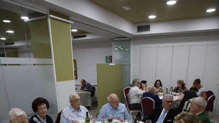 Asistentes a la comida organizada ayer.