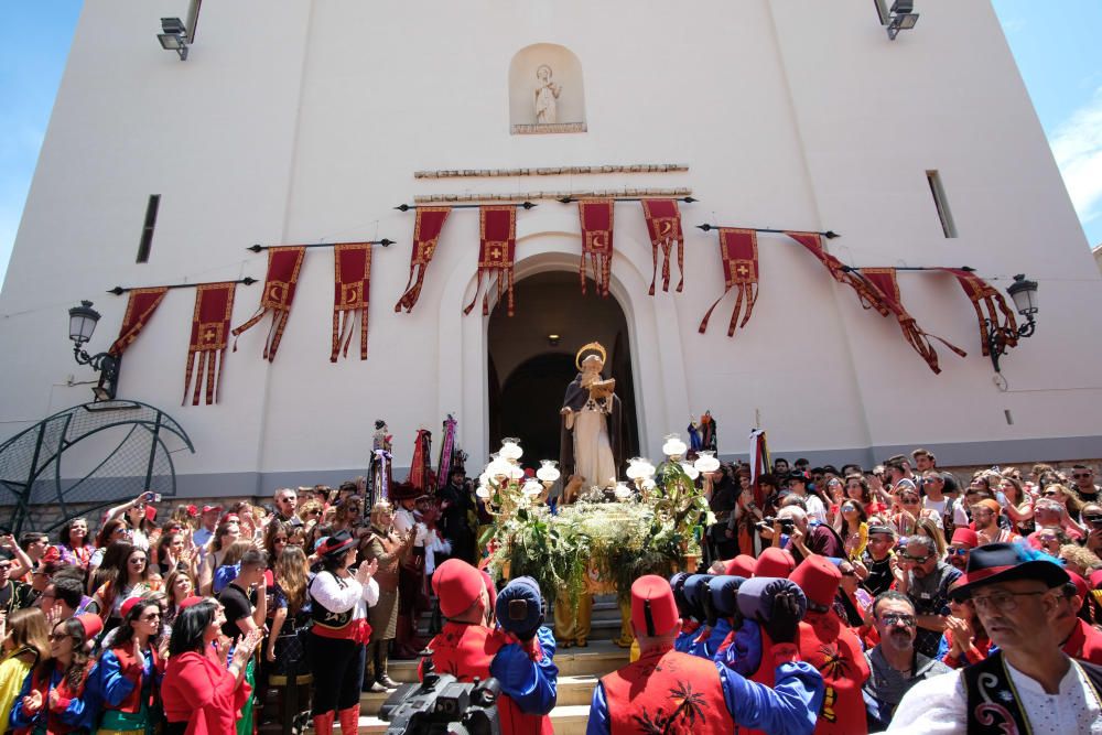 La imagen de San Antón vuelve a presidir el altar mayor de la iglesia de Santa Ana.