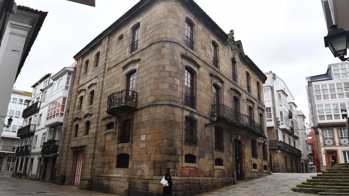 Vista de la Casa Cornide, situada entre las calles Damas y Veeduría.   | // VÍCTOR ECHAVE