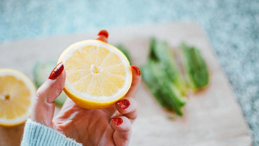 Estás exprimiendo mal los limones: este truco te evita cortarlos y te cambiará la vida