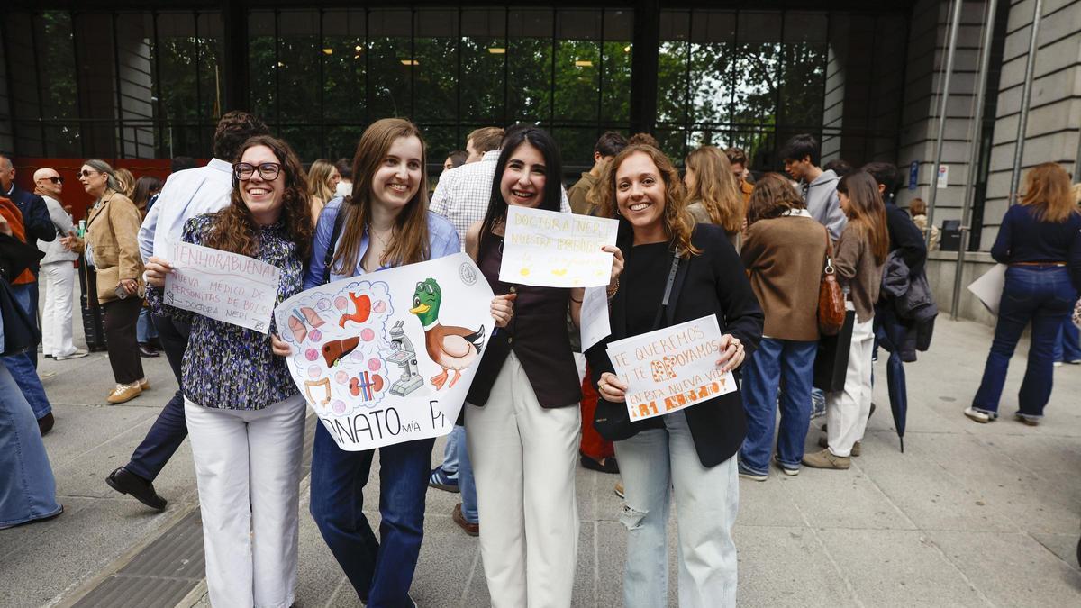 Tres jóvenes acuden al Ministerio para conocer las plazas MIR.