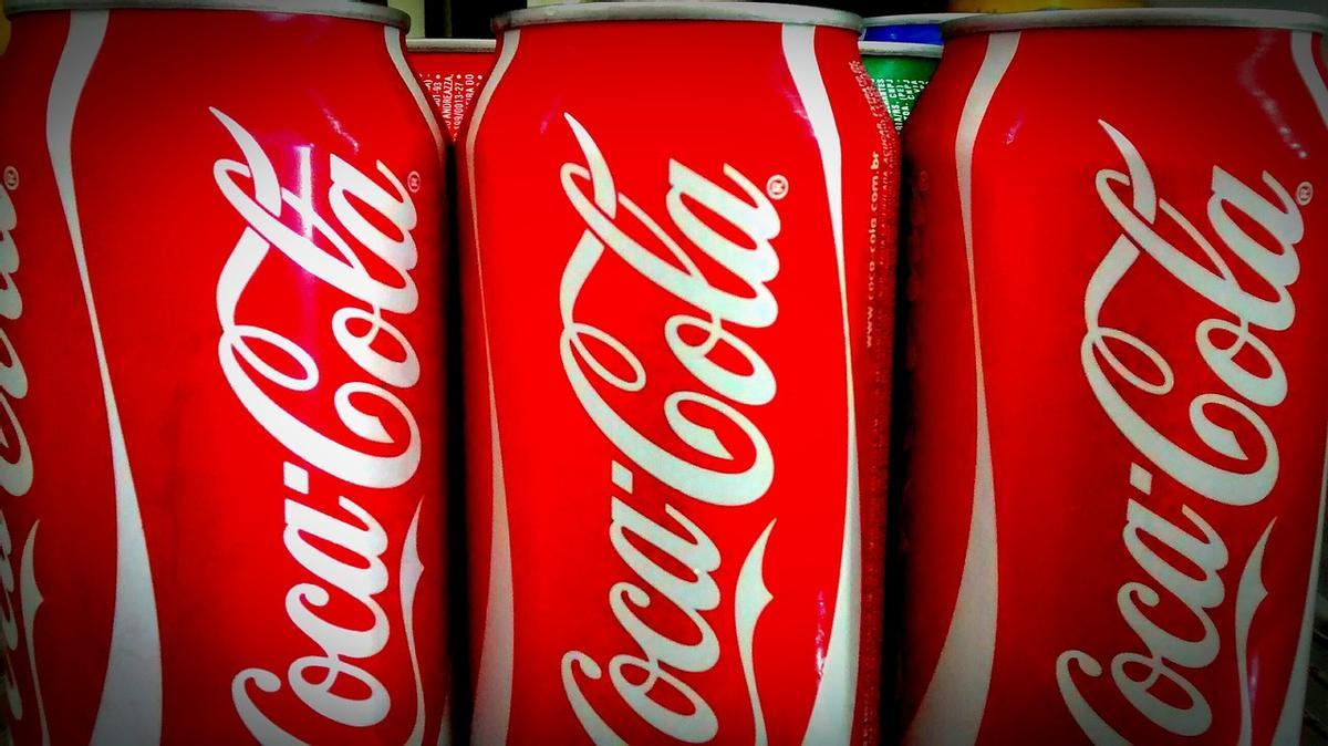 Tres latas de Coca-Cola normal
